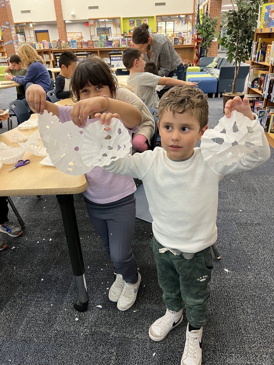 November was a busy month in Heartland’s library! Coinstruction, 3D snowflakes and coffee filter snowflakes. <a href="/HRTJaguars/">Heartland Elementary</a> <a href="/bvlibraries/">BV LibraryMedia</a>