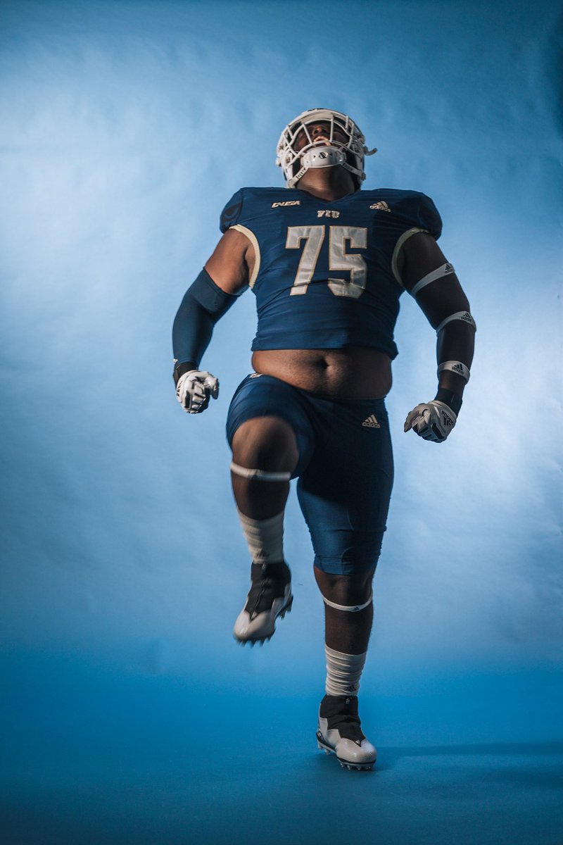 In the 305 this weekend for my official visit 🐾 #PawsUp 
<a href="/JoshuaEargle/">Joshua Eargle</a> <a href="/CoachMikeMac/">Coach Mike MacIntyre</a> <a href="/FIUFootball/">FIU Football</a>