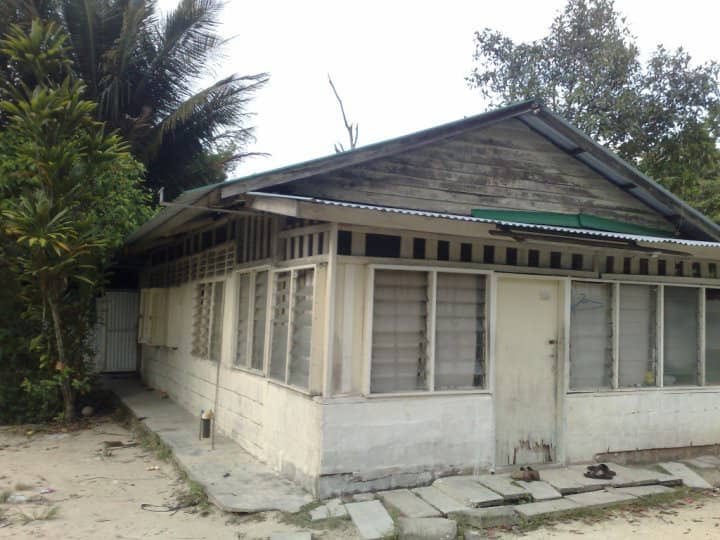 Rumah sewa yang usang ini pernah diziarahi ramai Ulama’ besar dari serata dunia. Dan penghuninya seorang zuhud tidak mencintai dunia namun pemurah hatinya, tidaklah seseorang yang menziarahinya balik melainkan mendapat sesuatu menyenangkan