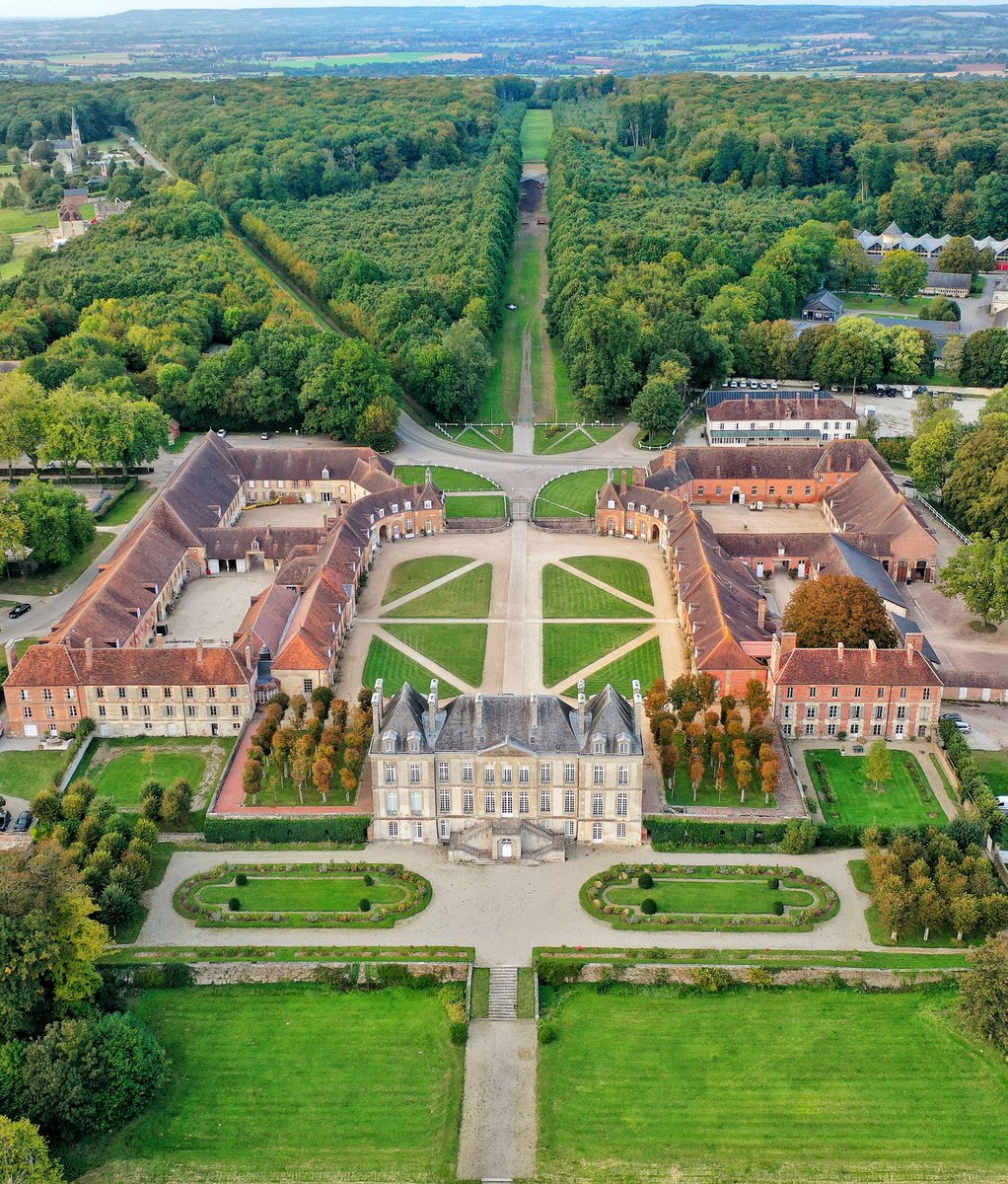 's tweet image. 🔴 𝗛𝗔𝗥𝗔𝗦 𝗡𝗔𝗧𝗜𝗢𝗡𝗔𝗟 𝗗𝗨 𝗣𝗜𝗡 (𝗢𝗥𝗡𝗘) | En 1665, Jean-Baptiste Colbert crée l'administration des Haras royaux pour pallier à la pénurie de chevaux. Répartis dans les différentes régions du royaume, les étalons sont soigneusement sélectionnés. 🙏

Choisi en 1714