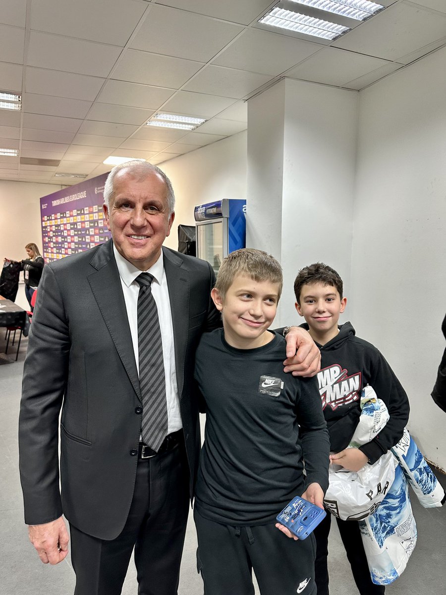 PartizanNet's tweet photo. Снови се остварују, зар не? 🖤🤍
Лазар и Вукашин су упознали Жељка и за успомену добили потписе!
Учите децу да воле Партизан!
#partizan #kkpartizan #decapartizana https://t.co/E4873uaFFj