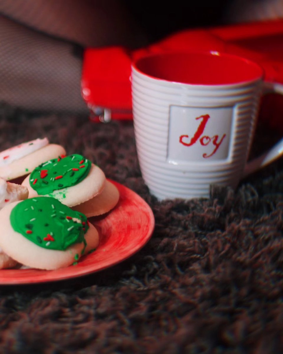 Joykapp's tweet photo. Santa's #1fan 🎅🎄
#MerryChristmas #santaclaus  #foodporn #milk #cookies #photography #Christmasphotography #photographyinspo #ohio #model https://t.co/BGXPpY2Y0A