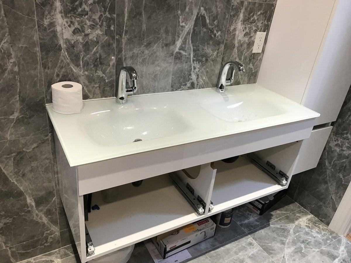 DrainStream's tweet image. 🛠️ Etobicoke’s newest bathroom glow-up by Drain Stream! 

20 years strong, licensed, and insured. 

Call 647-557-2858 for your free quote!
#EtobicokeRenovations #TrustedPlumbers #DrainStream