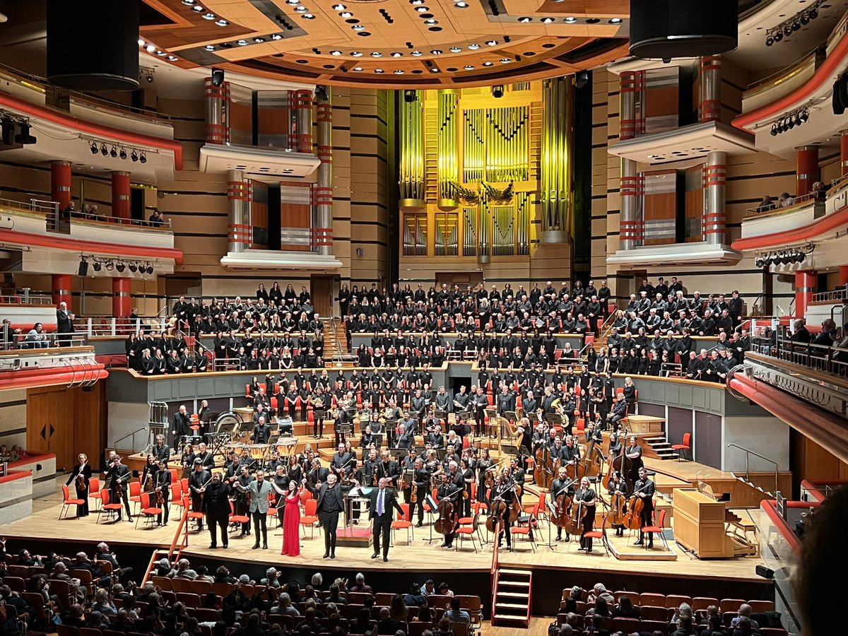 Wonderful as ever to be back in Symphony Hall to celebrate Simon Halsey’s 49th anniversary at the helm of @CBSOChorus. Fantastic performance of @dovecomposer’s There Was a Child with @fatboyclayton, @Jenni_France, @CBSOYouthChorus & Children’s Chorus and of course @TheCBSO