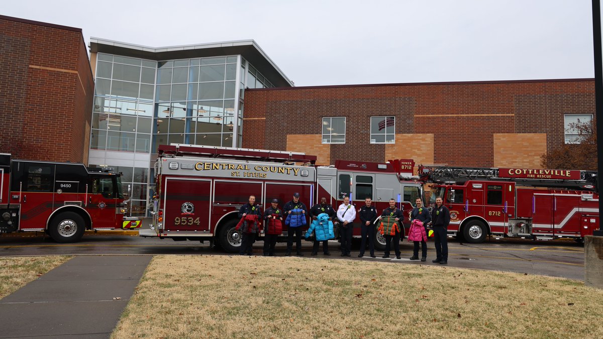 FrancisHowell's tweet photo. Firefighters in St. Charles County responded to a different call to duty today. They made sure hundreds of students in #FHSD will be taking on winter in comfort & style. @CottlevilleFire, @StCFire. @CentralCounty teamed up to donate brand-new coats. We are so grateful. #OneHowell https://t.co/ztHZgbZW7f