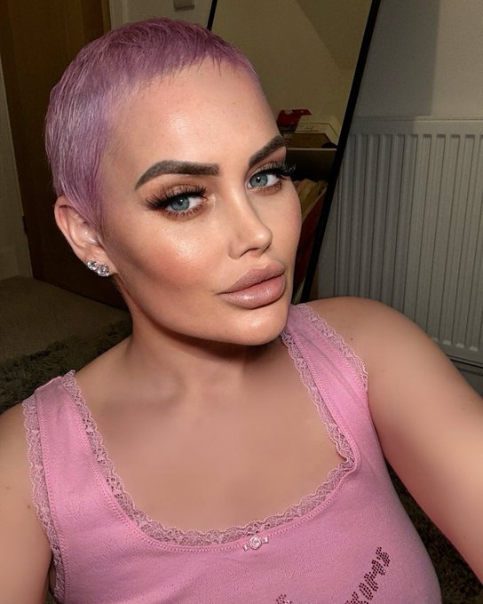 Blonde yesterday, pink today!! 🙊🙊 Which colour do you like better??? https://t.co/v2hdGoherh