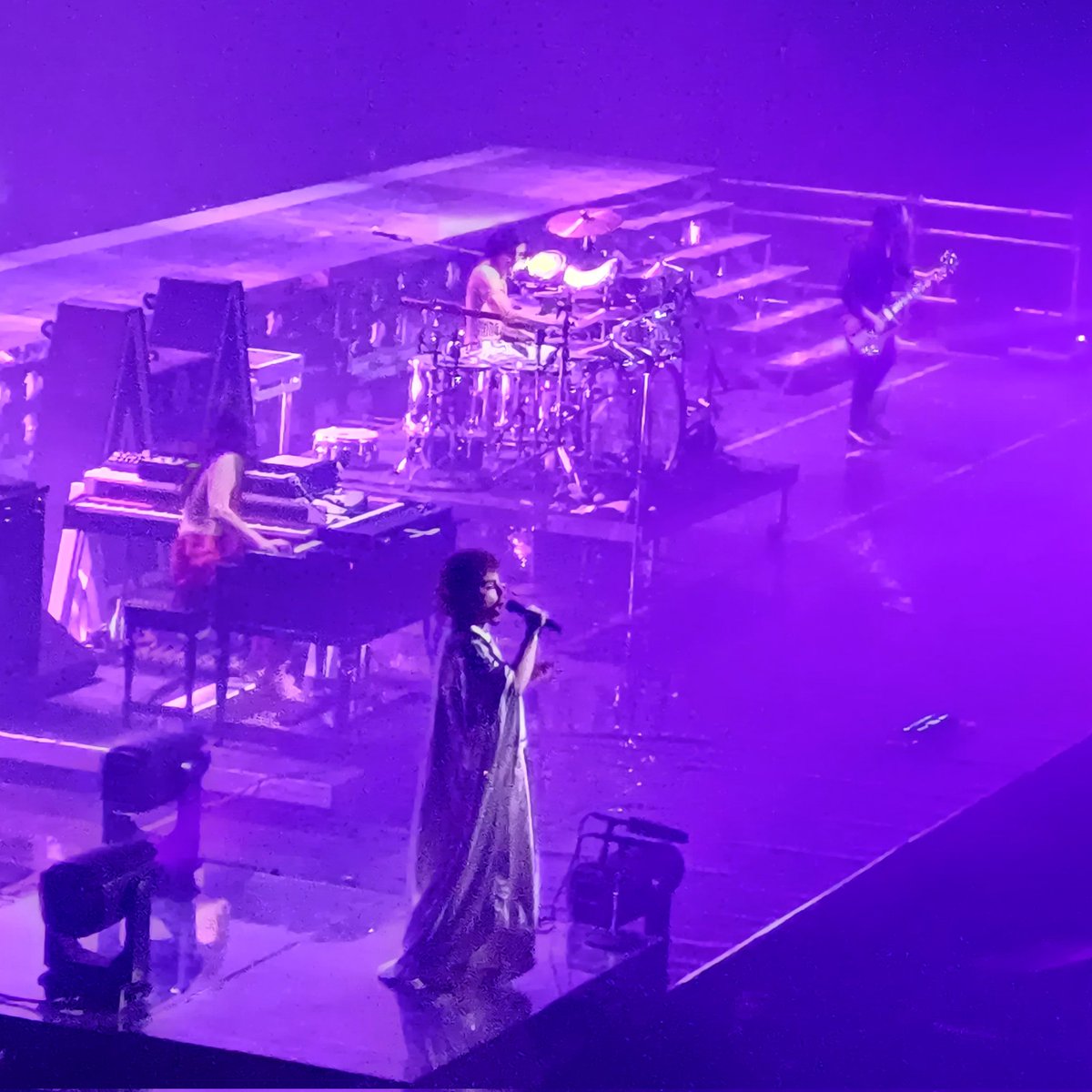 VodkaAlNapalm's tweet image. Il brivido feroce da concerto non lo sentivo da un pezzo, uno dei live più belli che abbia mai visto.
#gretavanfleet #gretavanfleetlive #starcatcher #unipolarena #livemusic #concert #loveconcerts