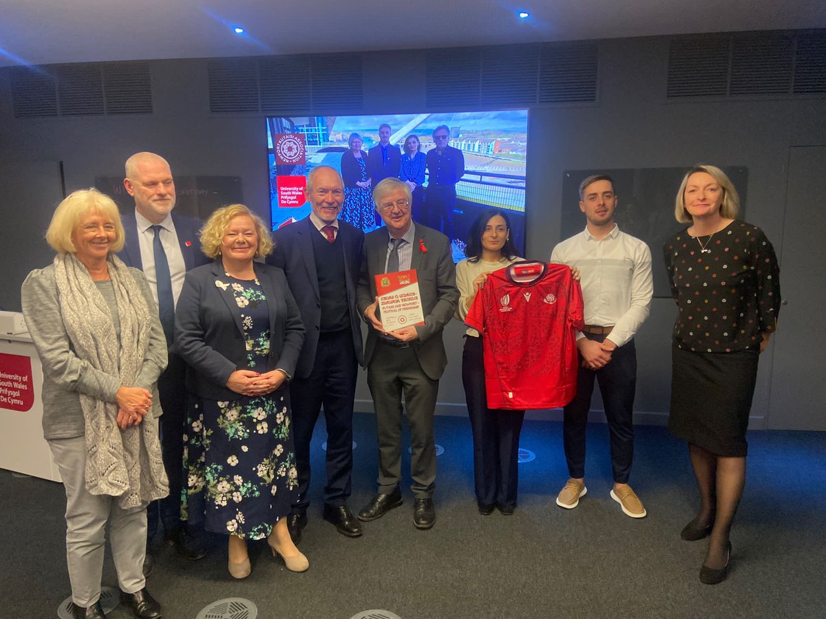 Great to join Ruth, John and Jane at the University of South Wales this evening to see Georgian students presenting the First Minister with Georgian rugby top; another sign of the friendship between Wales and Georgia, and Newport and Kutaisi. 🏴󠁧󠁢󠁷󠁬󠁳󠁿🇬🇪