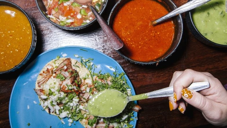 TACO, MEXICO

Taco là một món ăn truyền thống của người Mexico, bánh được tráng bởi bột ngô cùng với thịt bò được nướng qua dầu và muối biển, sau đó được phủ kèm với món sốt guacamole (một loại sốt với thành phần chính là bơ), sốt salsa, hành và rau mùi.