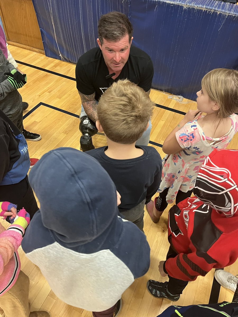 JGSimcoe_LDSB's tweet photo. A HUGE #SimcoeStar shout out to πππ
Mike Laughlin for your visit @JGSimcoe_LDSB & for your incredible messages of
#Hope #Teamwork #Grit #Helpingothers β₯οΈ https://t.co/BISo5itWxC