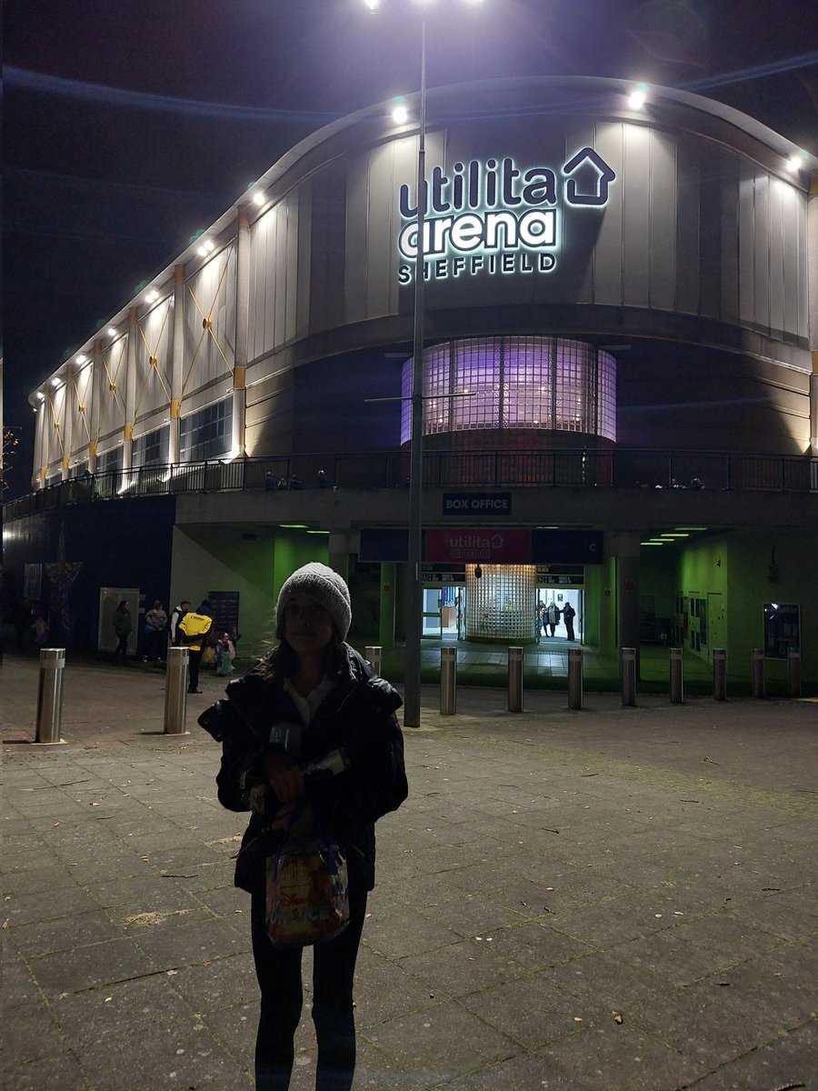 Jana89109's tweet photo. Thank you @Benjamin_Adlard for absolutely amazing evening, girls loved it, we all enjoyed it and they want to go next year again 😁❤️ #DisneyOnIce #UtilitaArenaSheffield #100YearsOfWonder https://t.co/YkxkEezG8b