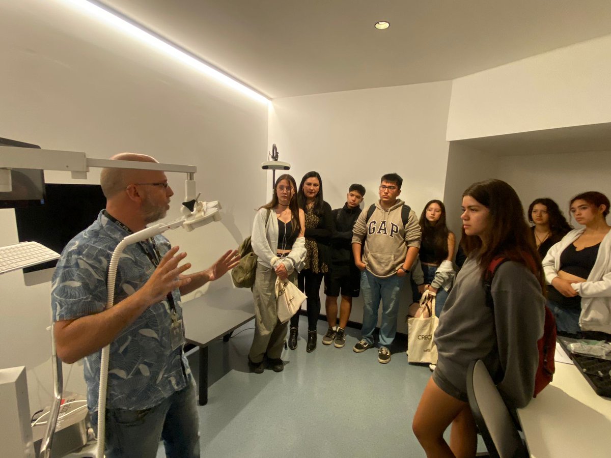 cscn_uai's tweet image. 🎓 Hoy tuvimos el placer de recibir a estudiantes del Liceo Experimental Manuel de Salas en un emocionante taller de neurociencias, guiado por algunos de nuestros docentes. 🧠✨

📸 Desliza para ver el registro de esta experiencia llena de conocimiento y descubrimiento