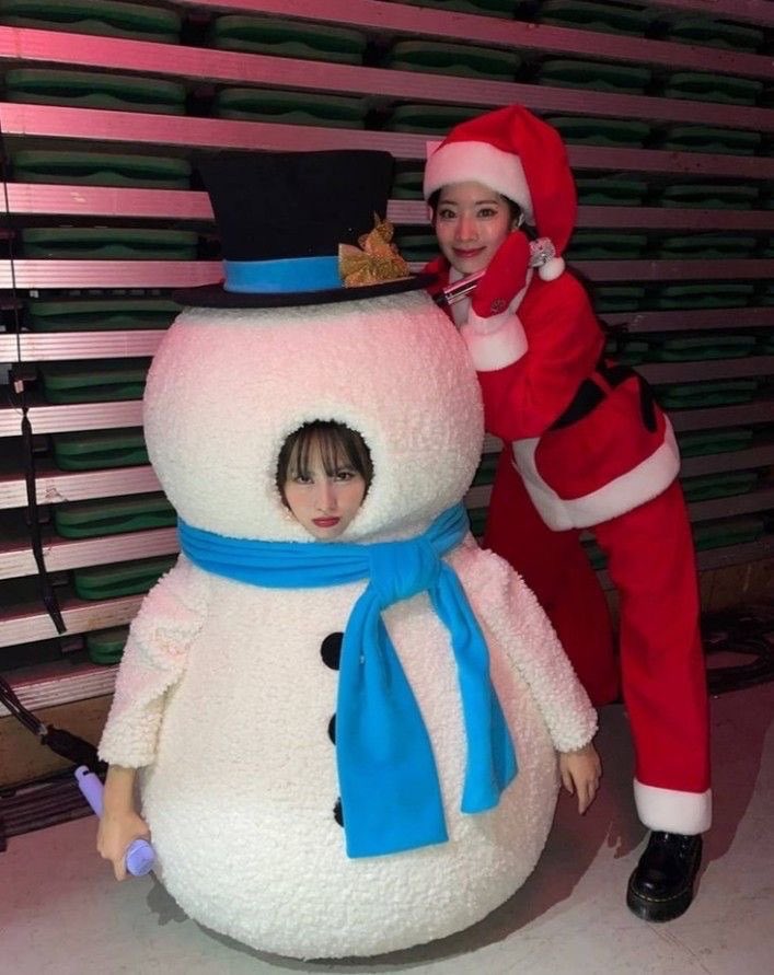 nocontext_twice's tweet photo. 雪だるまの仮装して
微妙なサイズ感で微妙な表情の
ももりんまだ面白い。 https://t.co/DVzPqAUP6c
