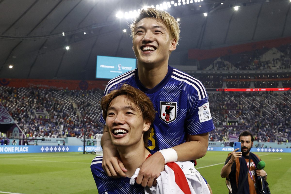 Il y a un an jour pour jour, le Japon 🇯🇵 battait l'Espagne 🇪🇸 et se qualifiait pour les huitièmes de finale de la Coupe du monde.

Une performance qui coûtera sa place à l'Allemagne 🇩🇪, éliminée dès le 1er tour.

Pendant quelques minutes, on aura même assisté à un classement du