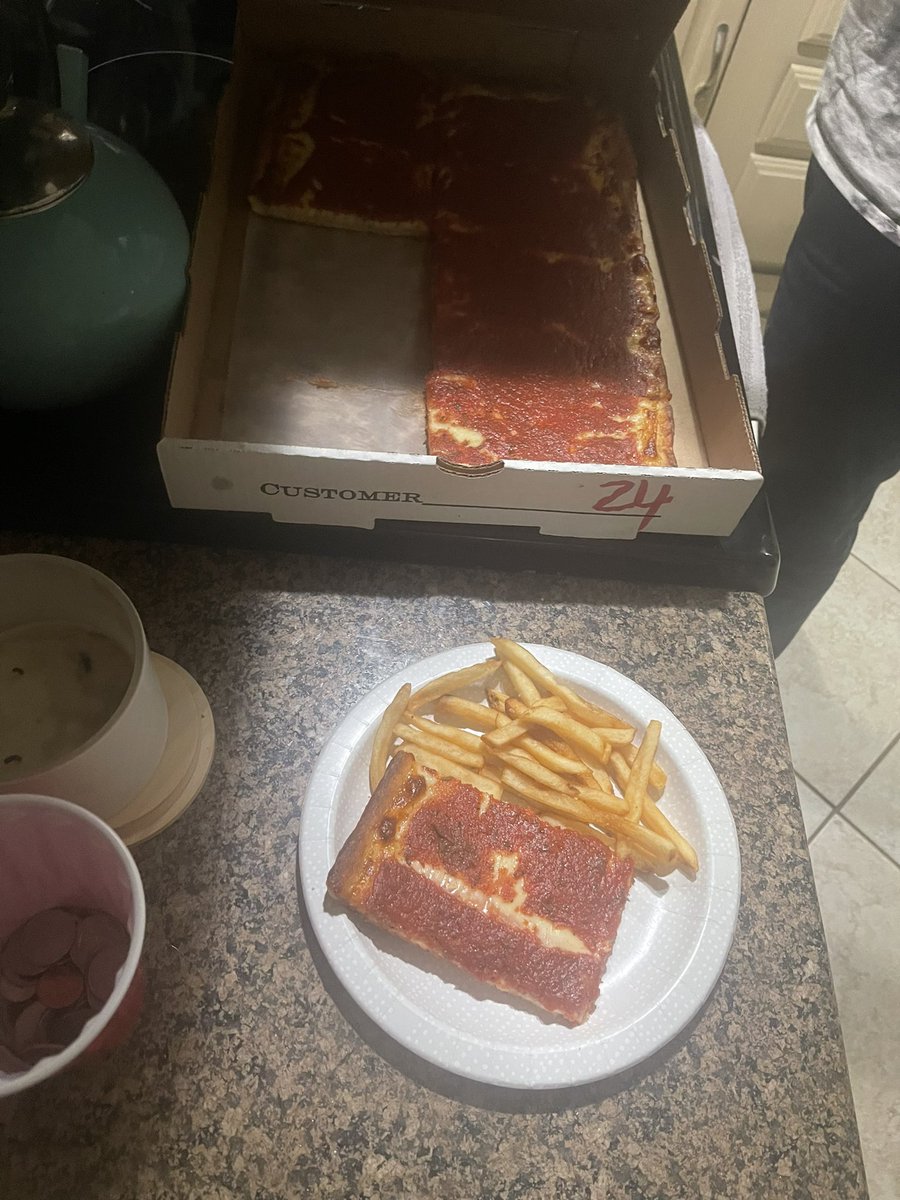 WolffeDanny's tweet photo. That’s an OG @Santuccispizza pie. Fairless Hills. https://t.co/wzOXNIVeJ6
