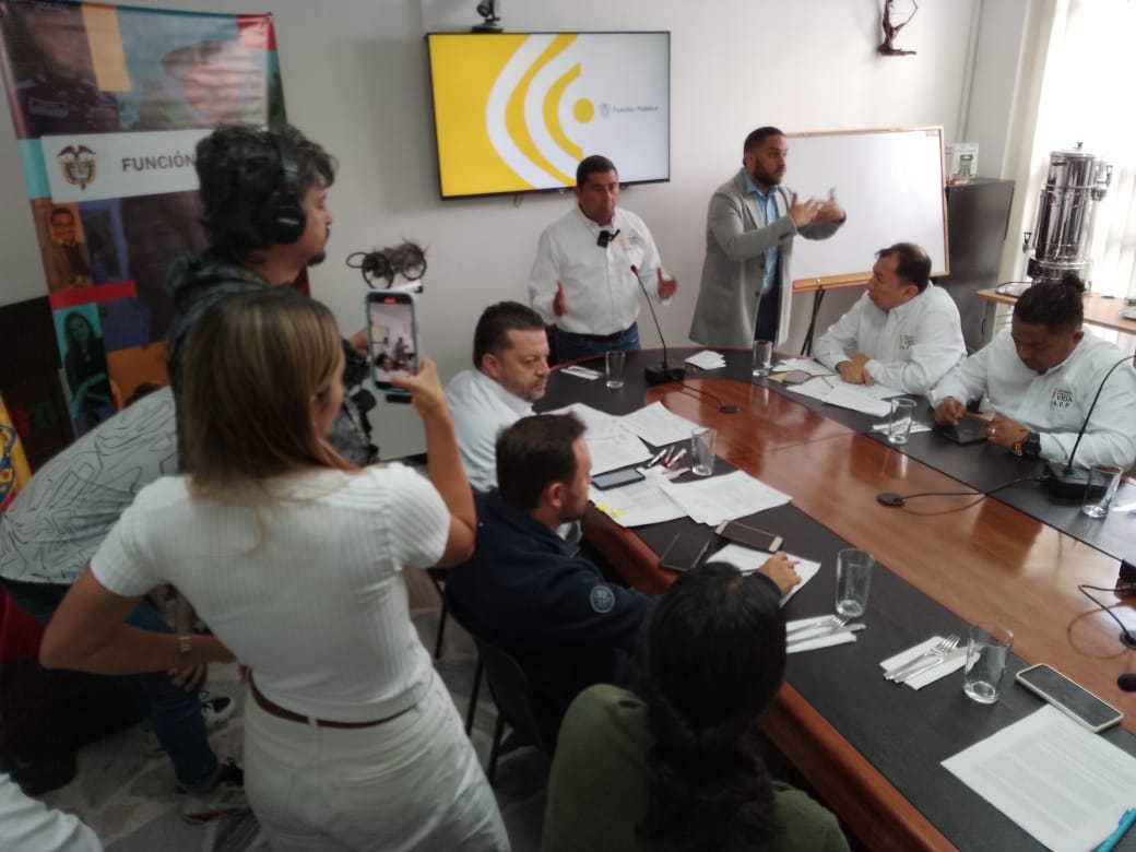 CGTCol's tweet photo. #YoMeSubo
Nuestras organizaciones sindicales hoy se encuentran reunidas en diálogo con la @DAFP_COLOMBIA, Agradecemos al Dr César Manrique @cesarmanriques por su disposición.
La CGT es la casa de las y los trabajadores, bienvenidos/as. https://t.co/guYLvJ1Wue