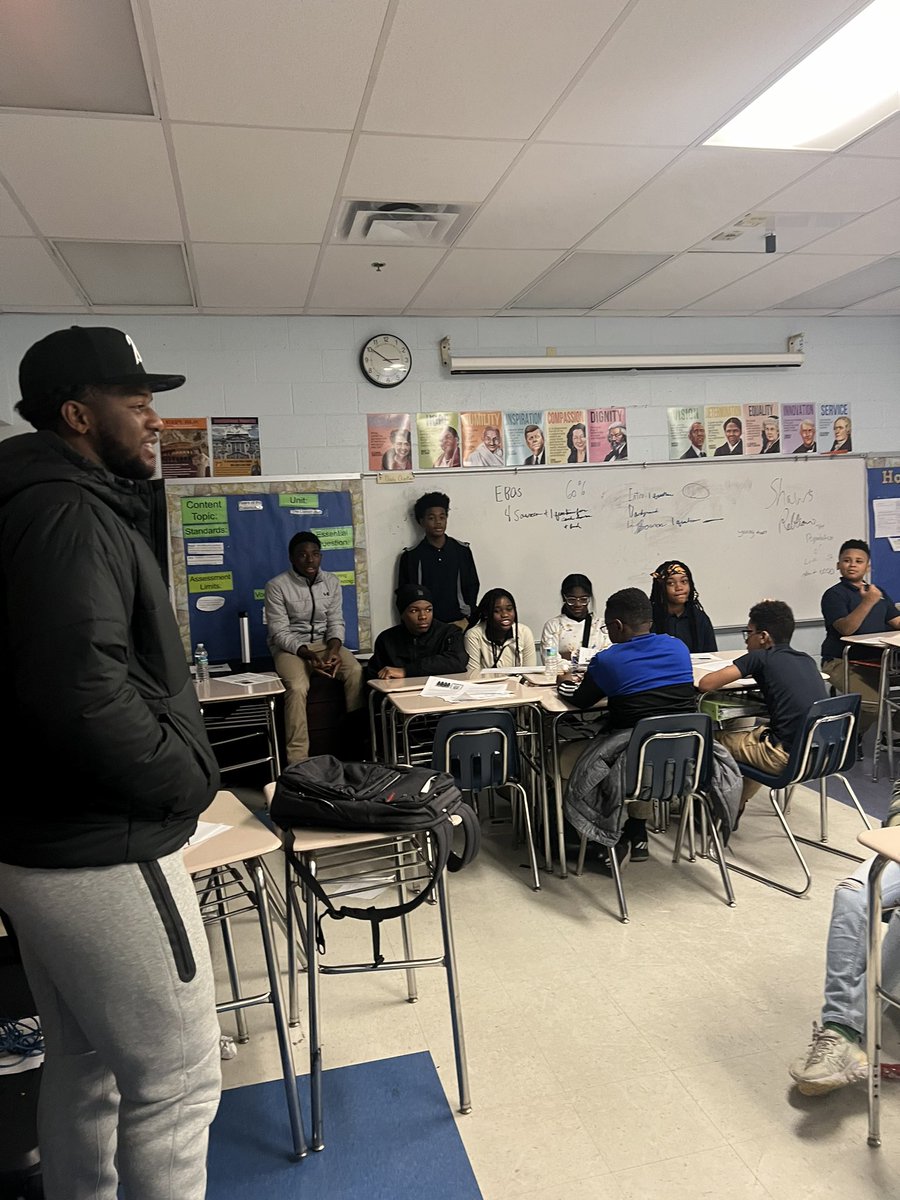WalkMiddle's tweet photo. Our LEGENDS had a very special visitor today! 

Baltimore Raven player Malik Hamm stopped by to share some positive messages of encouragement! We appreciate him and can’t wait for him to return to Leith Walk!

#WhereLegendsAreMade
#BaltimoreRavens https://t.co/rp7JWlBsnL