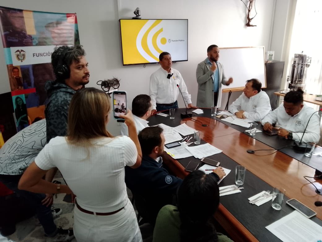 UTRADECC's tweet photo. #YoMeSubo
Agradecemos a la @CGTCol por recibir a nuestras compañeras y compañeros en su casa, así como a la @DAFP_COLOMBIA, por dialogar y escuchar a nuestras organizaciones sindicales.
Estamos convencidos que el diálogo es el mejor camino para el fortalecimiento institucional. https://t.co/gcolVRMV9e