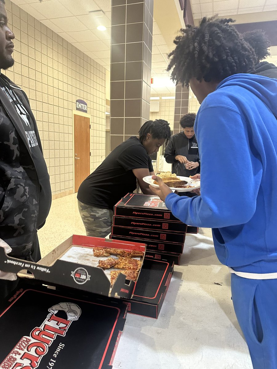 Thanks to our parents for donating and volunteering for today’s team meal!!
Special Thanks to <a href="/FlyersPizza/">Flyers Pizza & Subs</a> for helping us make it happen!!
#PantherBasketball
#Family