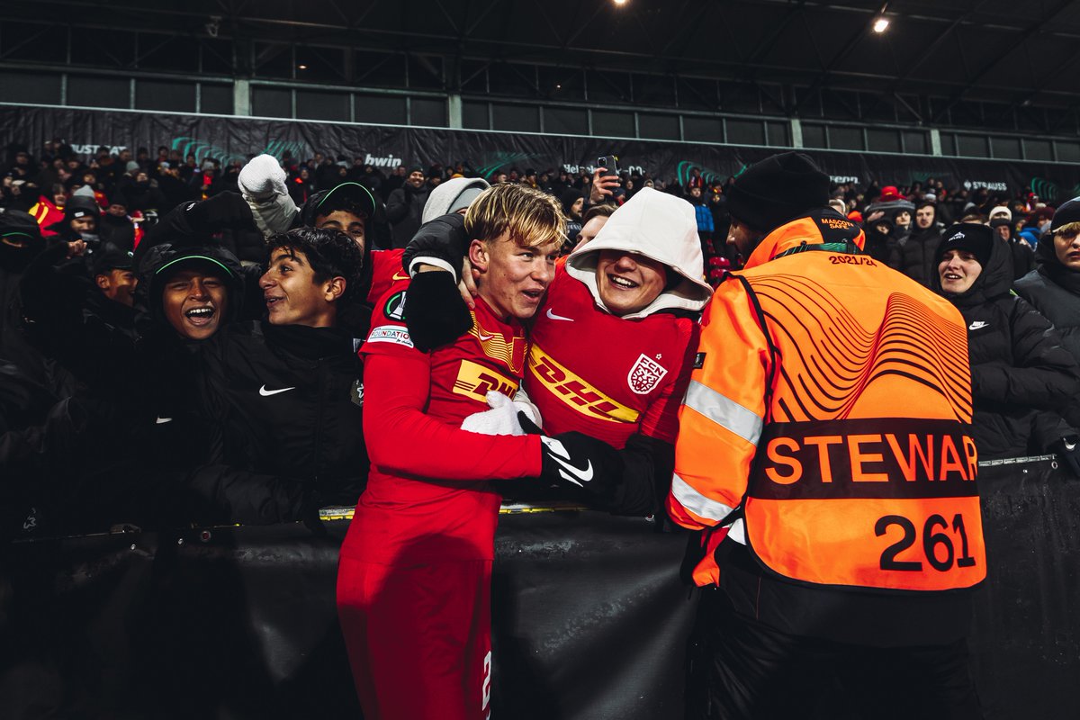 FCNordsjaelland's tweet photo. Det blev i den grad en fodboldfest i Right to Dream Park 🥳💛♥️
Tusind tak for i aften 🙏🏼🐯 #UECL #FCNFEN https://t.co/uyUmLNdhy3