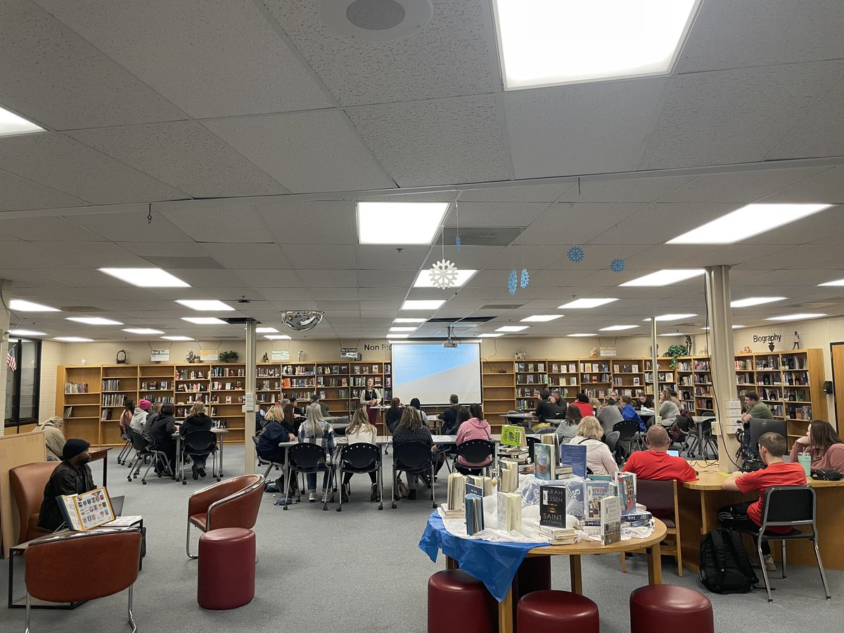 kmoore2501's tweet photo. Great turnout for Financial Aid Night! Thank you KC Scholars for joining us and presenting this evening!  @FortOAdviser @fohs_counseling https://t.co/vb8nQsnnVe