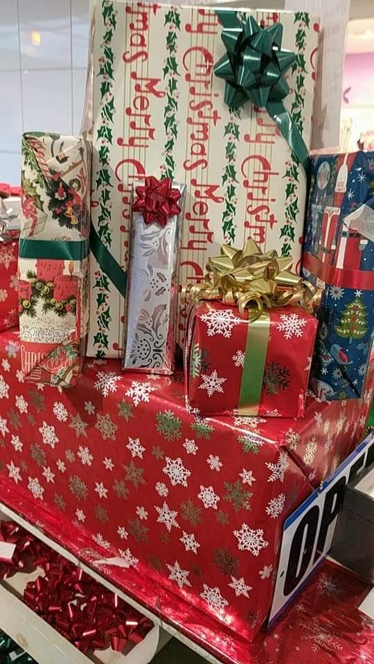 Our holiday gift wrapping station returns on weekends @ Whitney Field Mall. We use the highest quality specialty wrapping paper, ribbons, bows. All proceeds directly support our band.
Fri Dec 8+15+22: 3-9pm
Sat Dec 9+16+23: 10am-9pm
Sun Dec 10+17: 10am-6pm
Christmas Eve: 9am-12pm