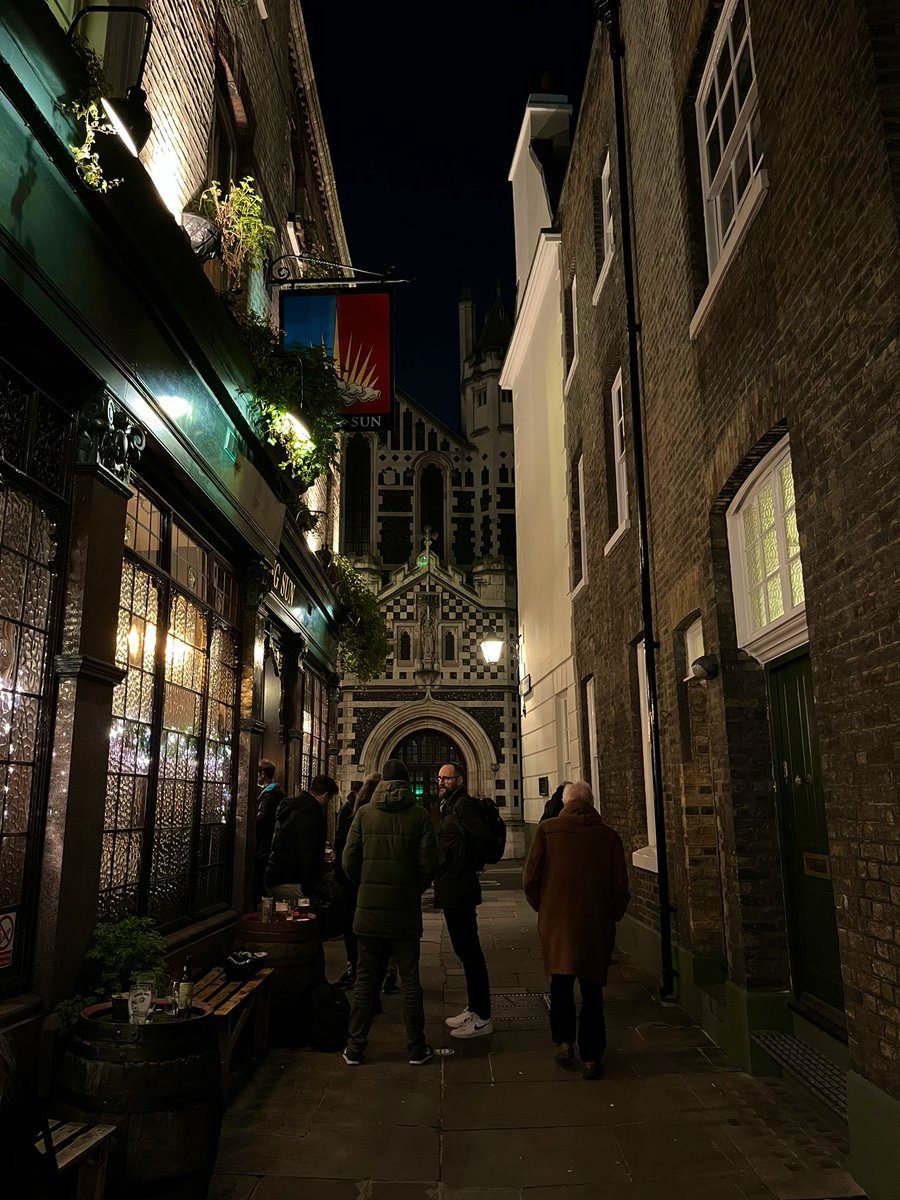 In the city this evening @StBartholomews to hear @TenebraeChoir & Nigel Short do their thing. 🎶 The best church that looks like a beautiful film set. ❤️#Christmashasbegun 🎄❄️🎵🥂#carols #choralmusic #cityoflondon