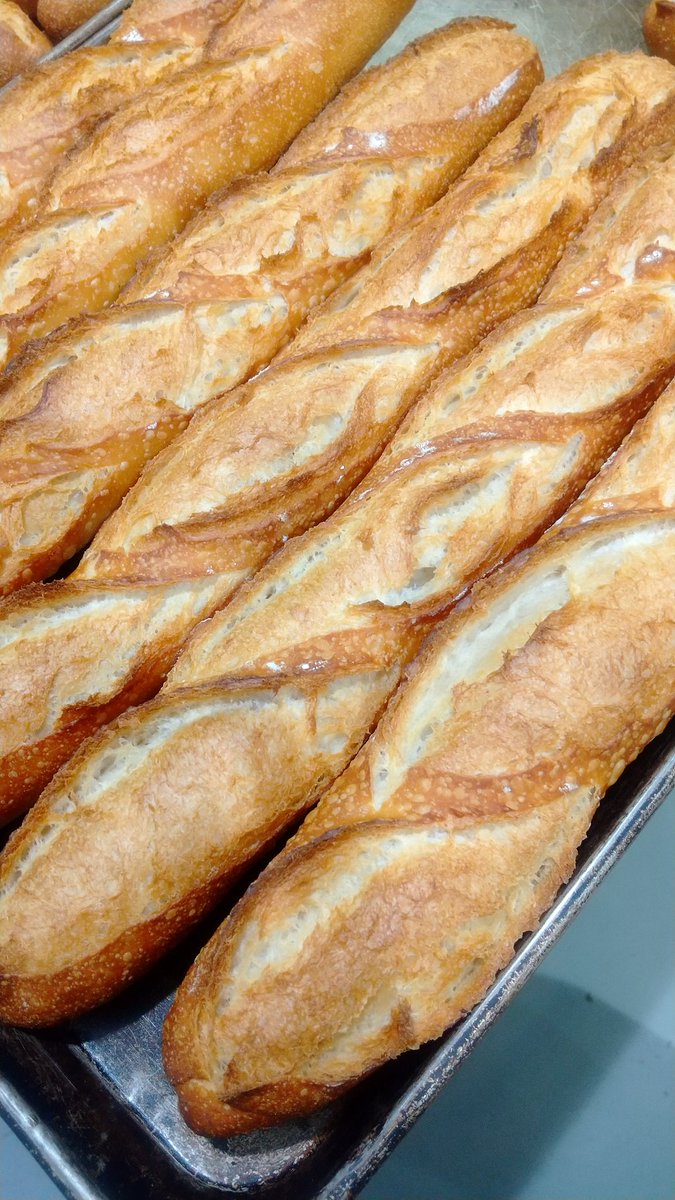 ino1Bakery's tweet photo. バゲット超えて
美ゲット焼き上がりました

#ボダパン
#今日のパン https://t.co/0mZdq3p3NO
