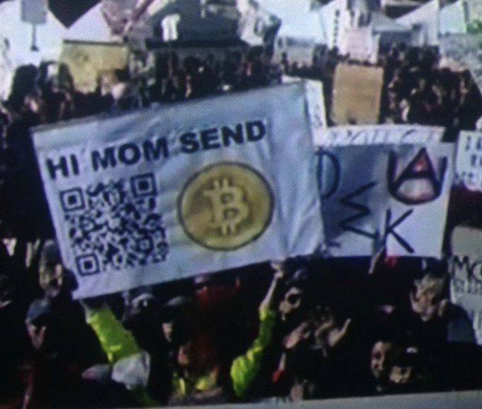 JohnPinetwork's tweet photo. Vào ngày 30/11 10 năm trước, một sinh viên đại học đã giơ mã QR thanh toán Bitcoin trên chương trình trực tiếp của Đài ESPN trong một trận bóng đá ở trường đại học

Dấu hiệu đã lan truyền và anh ấy đã nhận được 22 #Bitcoin (Gần 1 triệu đô hôm nay)

Rất trùng hợp, đúng ngày 30/11 10 năm sau, Pi Network cho ra đời mã QR. 💫