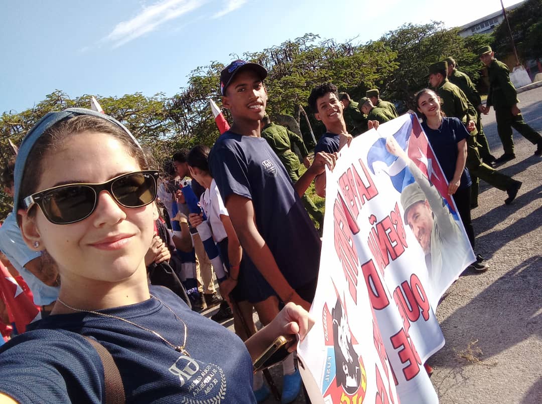 Jóvenes alegres y comprometidos de la #FiscalíaMatancera presentes en caravana que rememora el paso de las cenizas de #FidelPorSiempre por esta tierra. #CubaViveEnSuHistoria #UnidosXCuba #FGREn50Aniversario @yamilapenao @ReinaldoCruzRi4 @AlinaLiFGR @MarcosA63051527 @FGR_Cuba