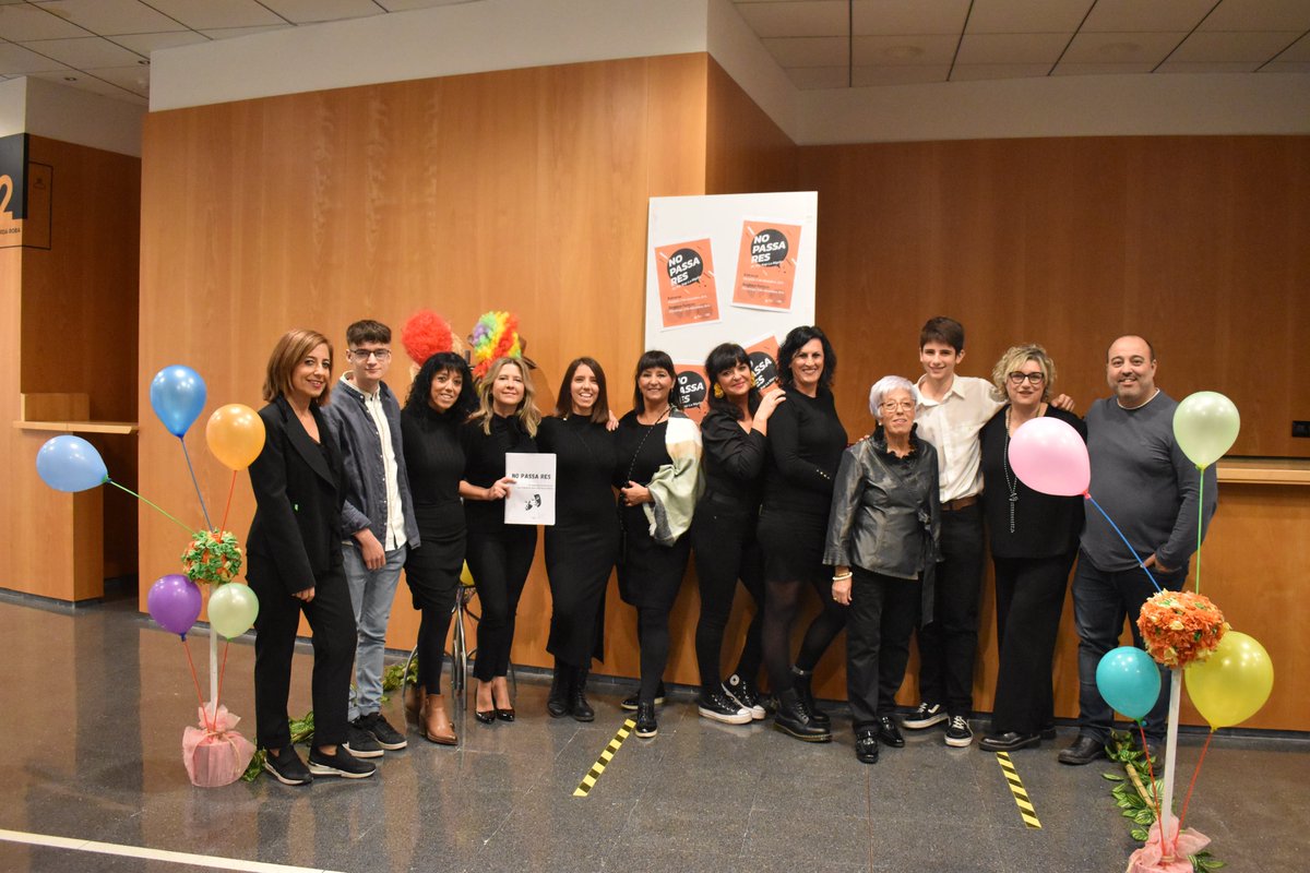 Pau_Lleixa's tweet photo. #NoPassaRes ha passat amb nota l'examen de la preestrena!
Dissabte, a les 22 h, i diumenge, a les 19 h, l'#AuditoriSixtoMir acollirà les dues funcions del nou espectacle de #XipXapLaRàpita.
Som una petita familieta teatral!
#CulturaRàpita23 #JDPC https://t.co/kjXe090J1A
