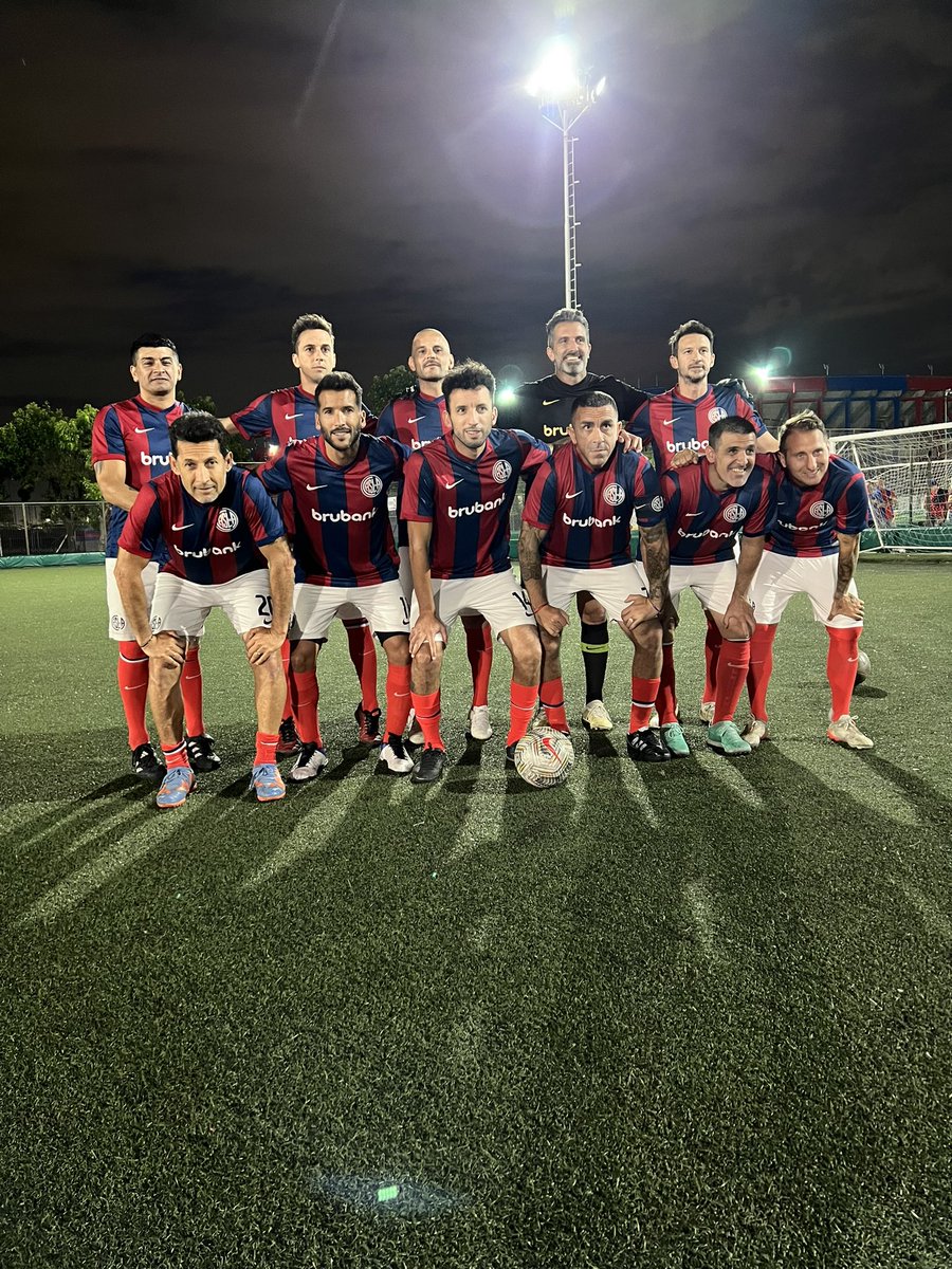 ⏱ ¡Arrancó el partido en Ciudad Deportiva!

#SanLorenzo ya está jugando ante San Martín de Burzaco, por Copa Argentina.

📋 Así forma el conjunto azulgrana:

Vázquez; Paredes, Gallardo, Navarro, Voboril; Rinaldi, Bruizuela, Ortiz, Šarić; Bottinelli, Yoder.