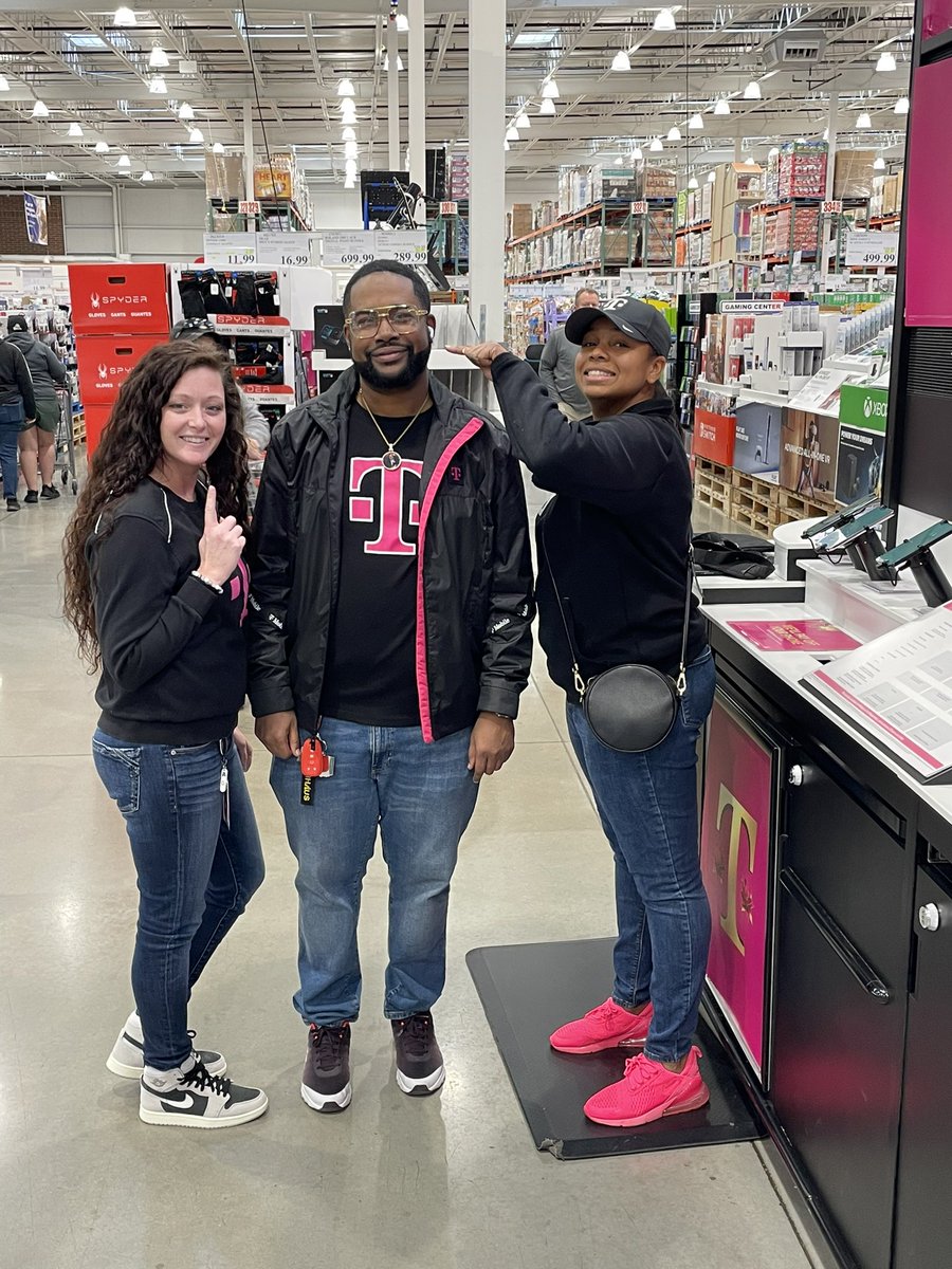 BKnollRetail's tweet image. Team Dayton continues to grow with our expansion into Costco! Welcome our newest certified Mobile Expert Melvyne!! #DYTFlightClub #MobileExpert @CinciTrainer @AIshaHammock @smccloskey30 @domjrcoleman