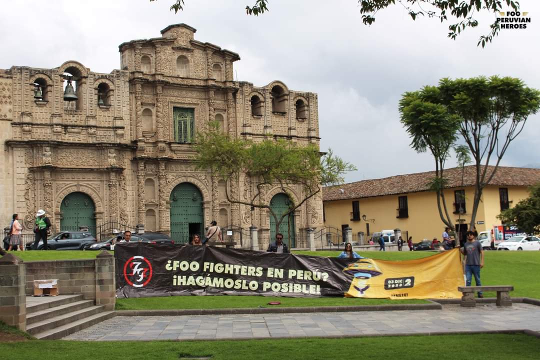 ¡De Cajamarca para el mundo!
Nuestra banderola sigue su gira nacional y esta vez fue recibida por nuestros hermanos y hermanas de Cajamarca. 

Este 3 de diciembre, #FooPeruvianHeroes en la Plazuela del Teatro Municipal de Lima.

<a href="/foofighters/">Foo Fighters</a>