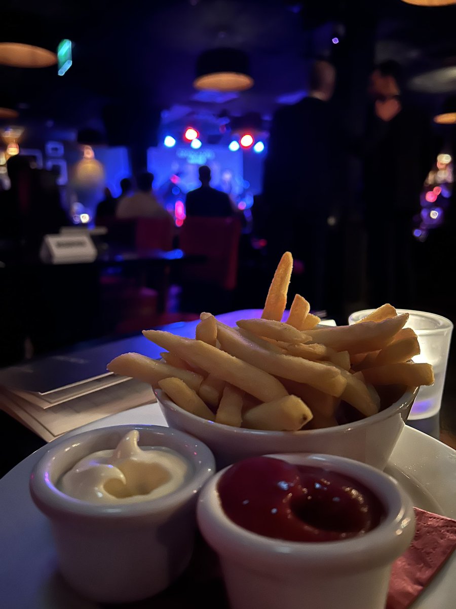 In between sets, enjoying the Tanhai collective and a little plate of chips. These guys are brilliant!
@officialronnies We go til 3am if you fancy a late night cap with a side of big jazz vibes 
#soho #London #jazz #funk #soul #jazzfunk #jazzfusion #djlife #livemusic #livejazz