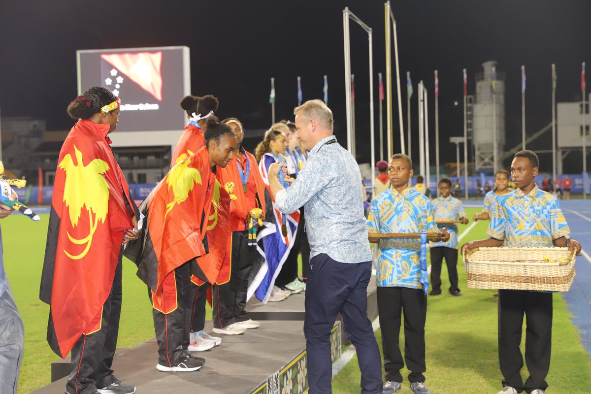 Honoured to present medals to the winners of the Men and Women’s 4 x 400m Relay at the #2023PacificGames Congratulations to 🇵🇬’s for winning gold 🥇 in both categories. The two fun-filled weeks of the Games will draw to a close tomorrow.