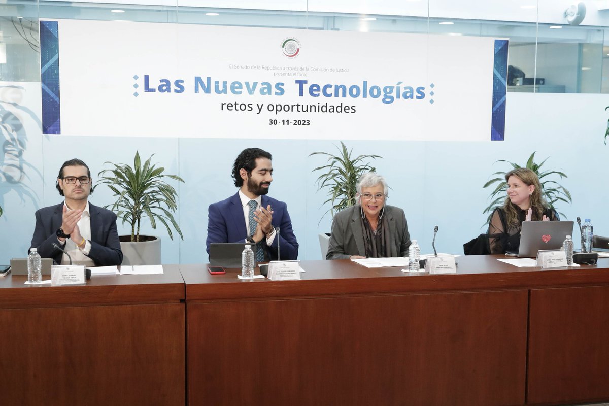 M_OlgaSCordero's tweet photo. El día de hoy en el @senadomexicano se llevó a cabo el foro “Las Nuevas Tecnologías: retos y oportunidades”, donde nos acompañaron 3 panelistas expertxs en las herramientas digitales, cada día más presentes en la vida cotidiana. Les cuento qué se dijo 🧵1/8 https://t.co/IpRsbN5MJA