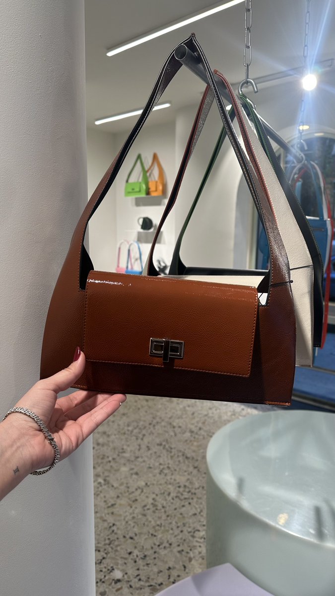 stefymdlt's tweet photo. Me enamoré de estas bolsas en México. Será mi auto regalo de navidad? #audette https://t.co/qKXM7dif0t