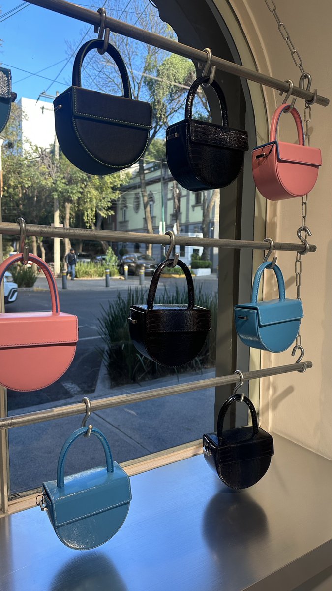 stefymdlt's tweet photo. Me enamoré de estas bolsas en México. Será mi auto regalo de navidad? #audette https://t.co/qKXM7dif0t