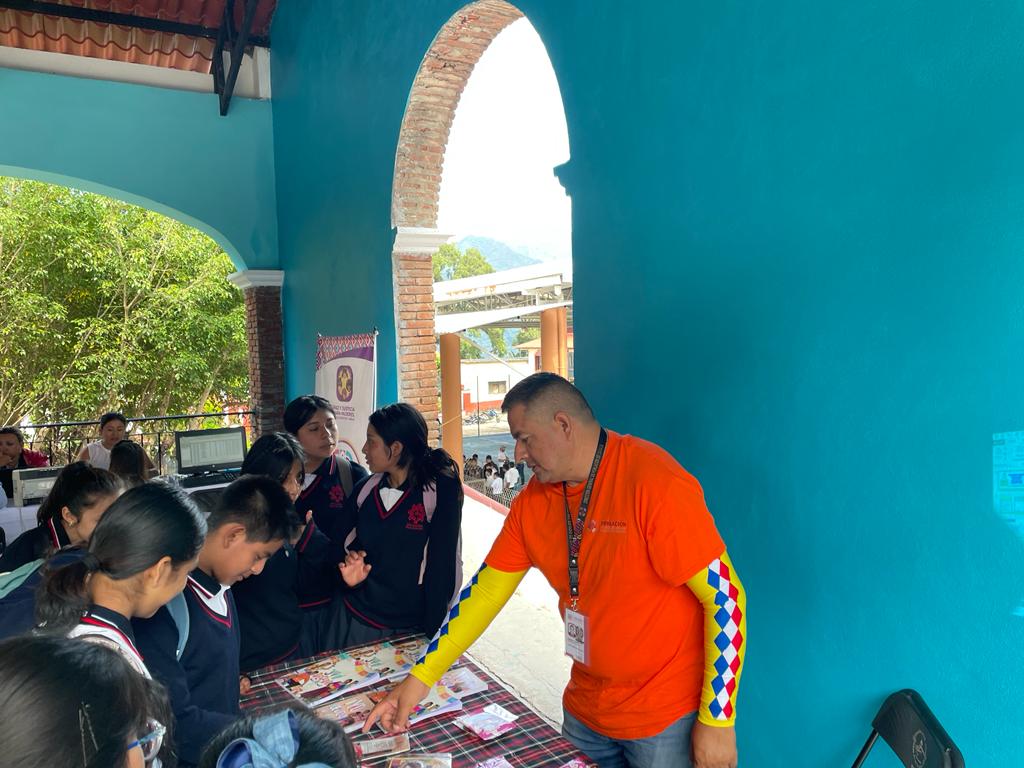 DIGEPO_GobOax's tweet photo. #DIGEPO presente en las Jornadas de #PazYJusticia en San Idelfonso Villa Alta, brindando información a las infancias y adolescencias sobre derechos sexuales y reproductivos.
#UnPuebloTransformandoSuHistoria https://t.co/DjkIvqvmBK