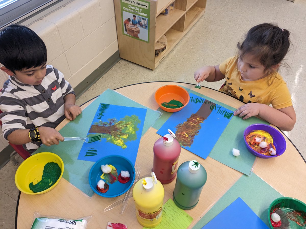MrsCabreraLP's tweet photo. Last #TreesStudy project underway. After reading #ATreeMySize our preschoolers @LivingstonPark picked a size for their trees and have been painting the leaves and the grass. This time we used new materials to paint! @NBTPreschool @MauraC_atLP #MightyMinutes #ArtShow2024 https://t.co/P9DZ8rS5aA