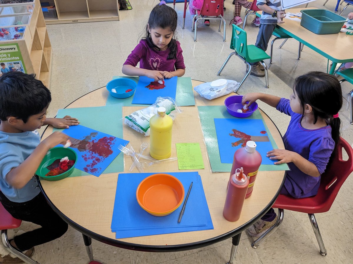MrsCabreraLP's tweet photo. Last #TreesStudy project underway. After reading #ATreeMySize our preschoolers @LivingstonPark picked a size for their trees and have been painting the leaves and the grass. This time we used new materials to paint! @NBTPreschool @MauraC_atLP #MightyMinutes #ArtShow2024 https://t.co/P9DZ8rS5aA