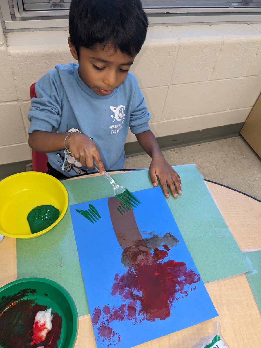 MrsCabreraLP's tweet photo. Last #TreesStudy project underway. After reading #ATreeMySize our preschoolers @LivingstonPark picked a size for their trees and have been painting the leaves and the grass. This time we used new materials to paint! @NBTPreschool @MauraC_atLP #MightyMinutes #ArtShow2024 https://t.co/P9DZ8rS5aA