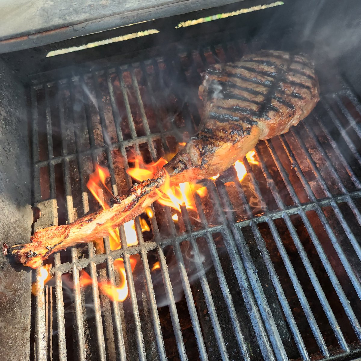 Troy_Leak3's tweet photo. @CaryKelly11 Tomahawk steak was incredible from https://t.co/G3sBEiCou4 https://t.co/352JxmHl9P