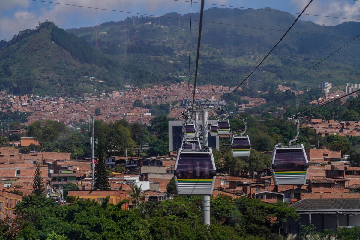 IDEA_Antioquia's tweet photo. @metrodemedellin Compartimos un mismo propósito, generar desarrollo sostenible y mejorar la calidad de vida de las comunidades. Hemos sido aliados en proyectos estratégicos como el #MetroCablePicacho 💚
Felicitaciones y que sean muchos años más 🥳#Metro28AñosCreciendoJuntos https://t.co/FA7ip1g60i