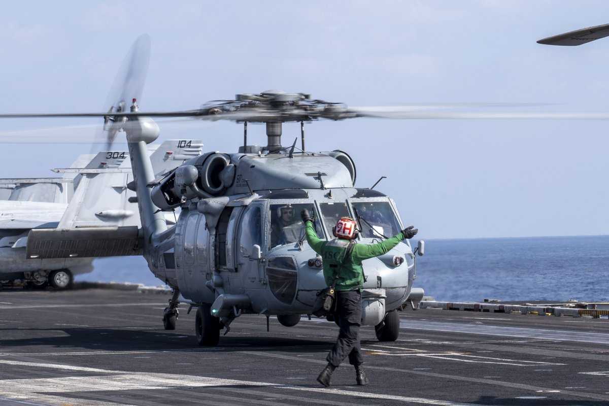 🇺🇸–🇯🇵

@jmsdf_pao_eng conducts flight operations with @CVN70, one of many @USPacificFleet assets postured in @US7thFleet to conduct operations in support of #FriendsPartnersAllies in the #FreeAndOpenIndoPacific.

📍: #PhilippineSea

📸: MC2 Emily Claire Bennett