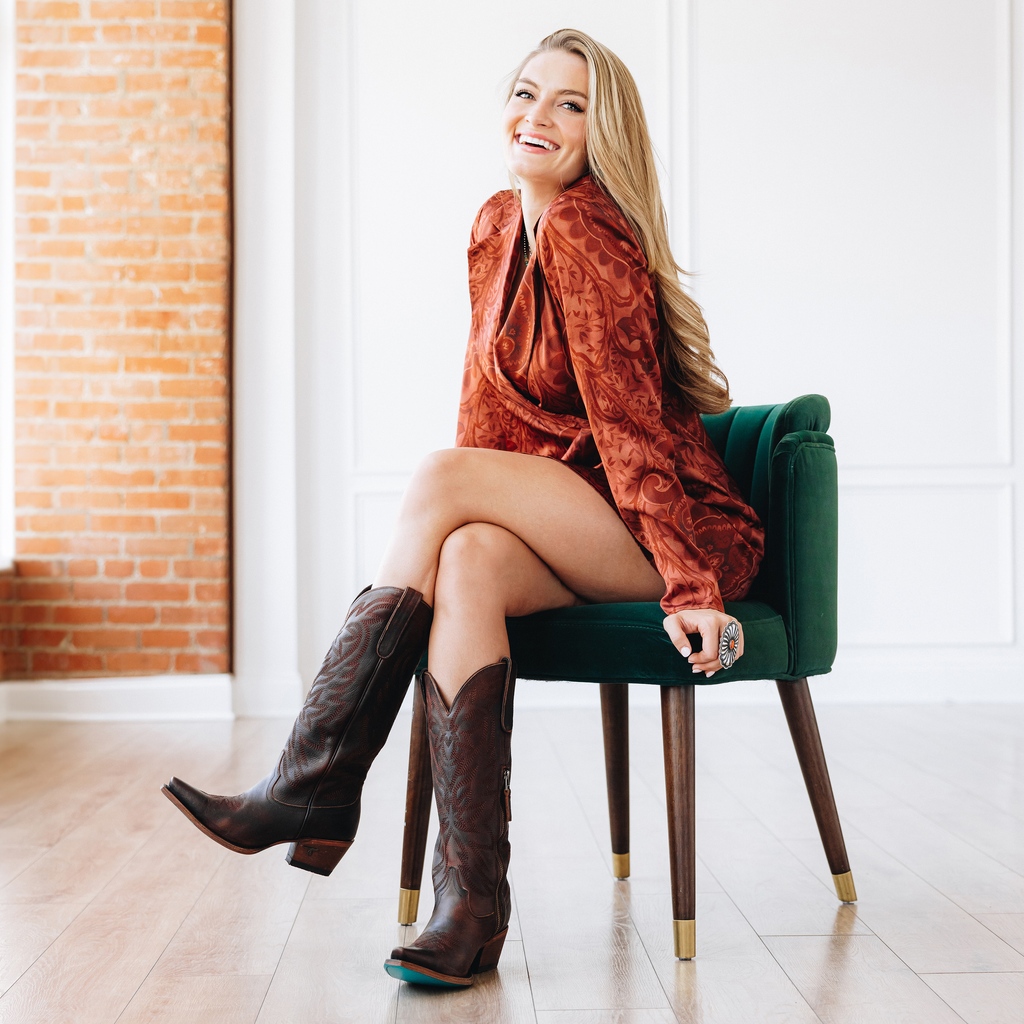 Smokeshow; a world that's warm, inviting and always elegant ✨

l8r.it/rN7J

#lovemylanes #laneofficial #bluebottoms #laneboots #womenswesternboots #womensboots #cowgirlboots #womenscowboyboots #smokeshow