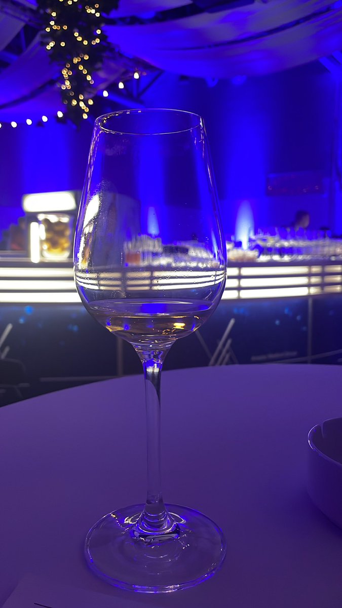 Cijelu vecer lazem da pijem vino.
Sok od jabuke 🥂
Konobar i ja smo Bonnie &amp; Clyde.