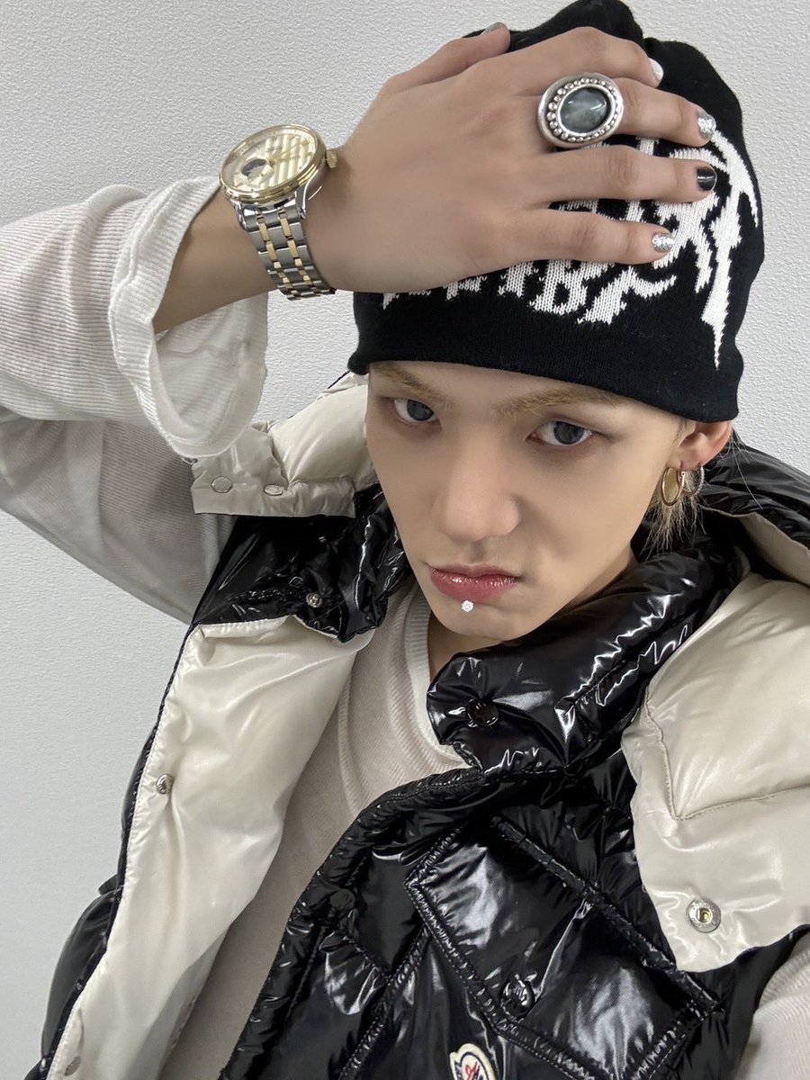 tHyunsuk's tweet photo. Greetings from Japan! A little heads-up to anticipate our performance on a huge stage at the MAMA Awards this year! Speaking of which, the weather in Japan is quite great and comfortable, but I believe that Korea is pretty cool, no? Please always be careful; don’t catch a cold! https://t.co/AeXZ5U53Uc