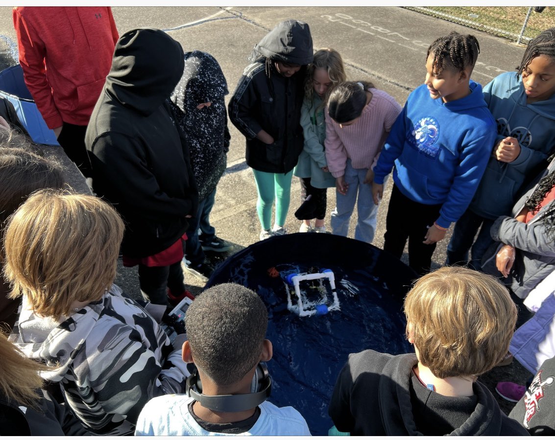 STEMAcademyLHS's tweet image. Our Deep Sea Tactics ROV 🦅 enjoyed going to @LuxfordES to spark a desire in STEM. We 💙 collaborating with the various @vbschools elementary schools to show how bright their future paths are and that integrative STEM is all around us. #EagleExcellence #inquirybased